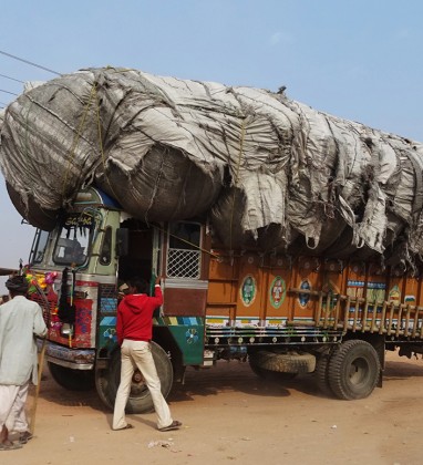 Fatepur - Securing a loaded lorry Bev Dunbar The Gilded Image