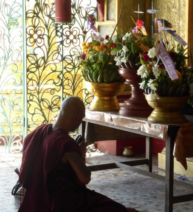 Shwe Dagon prayer ritual Yangon © Bev Dunbar The Gilded Image